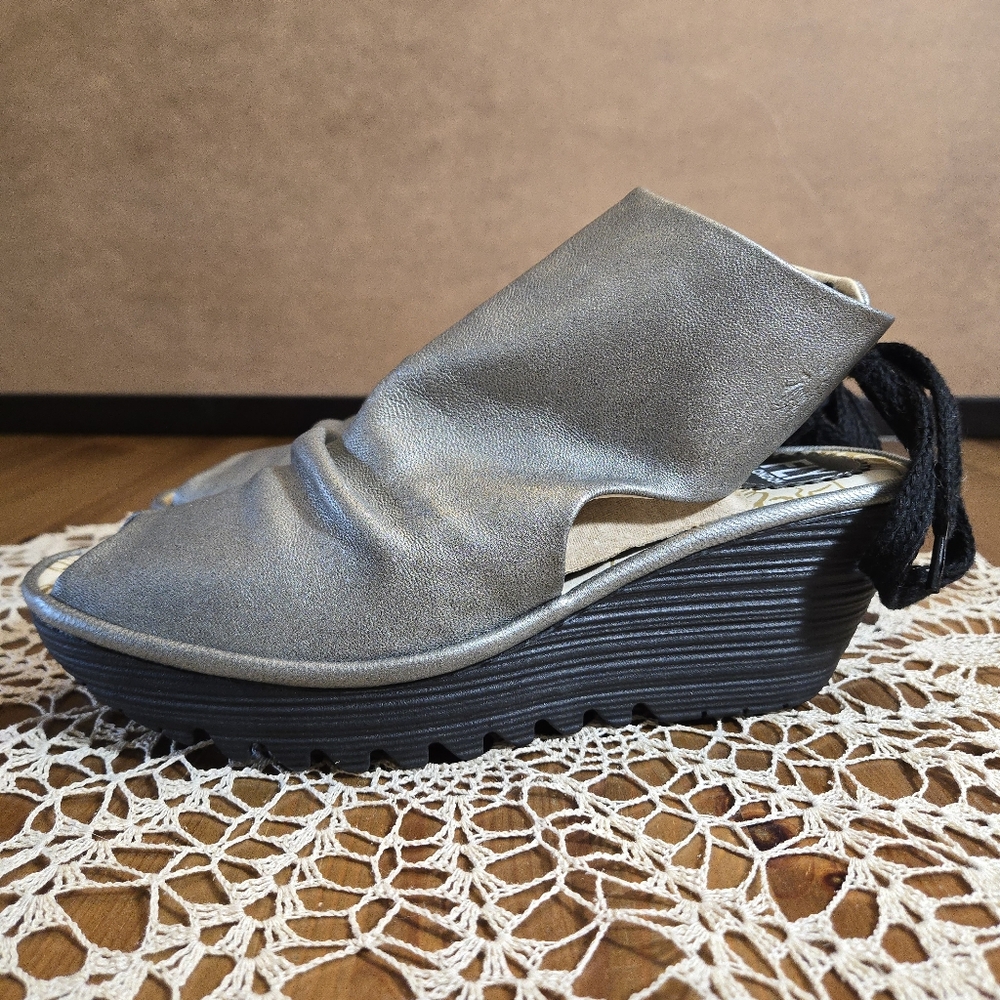 Fly Londen Slouch Metallic Silver Yema Peep Toe Wedge Sandals Size 9 or Euro 40 - Picture 4 of 9